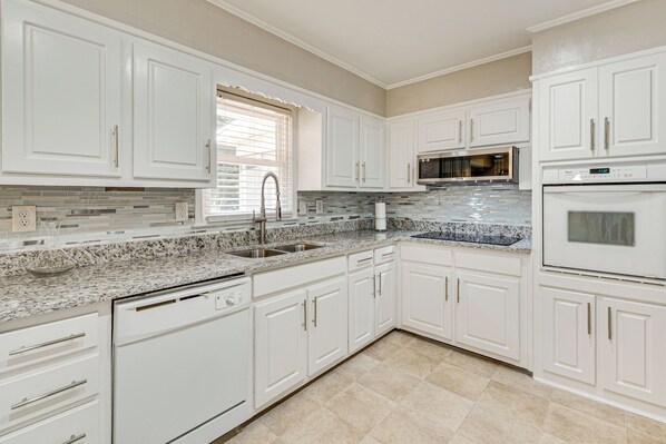 Fridge, microwave, stovetop, dishwasher