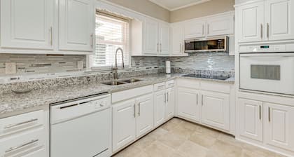 3 Mi to Arabia Mtn Trails: Quiet Ranch-Style Home