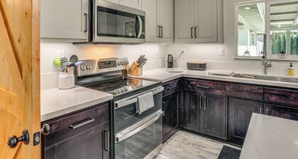 Backyard Oasis w/ Hot Tub & Views: Weaverville Gem