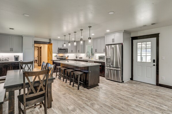 Réfrigérateur, four à micro-ondes, surface de cuisson, lave-vaisselle