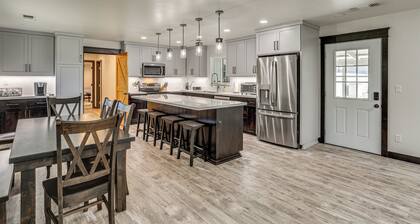 Backyard Oasis w/ Hot Tub & Views: Weaverville Gem