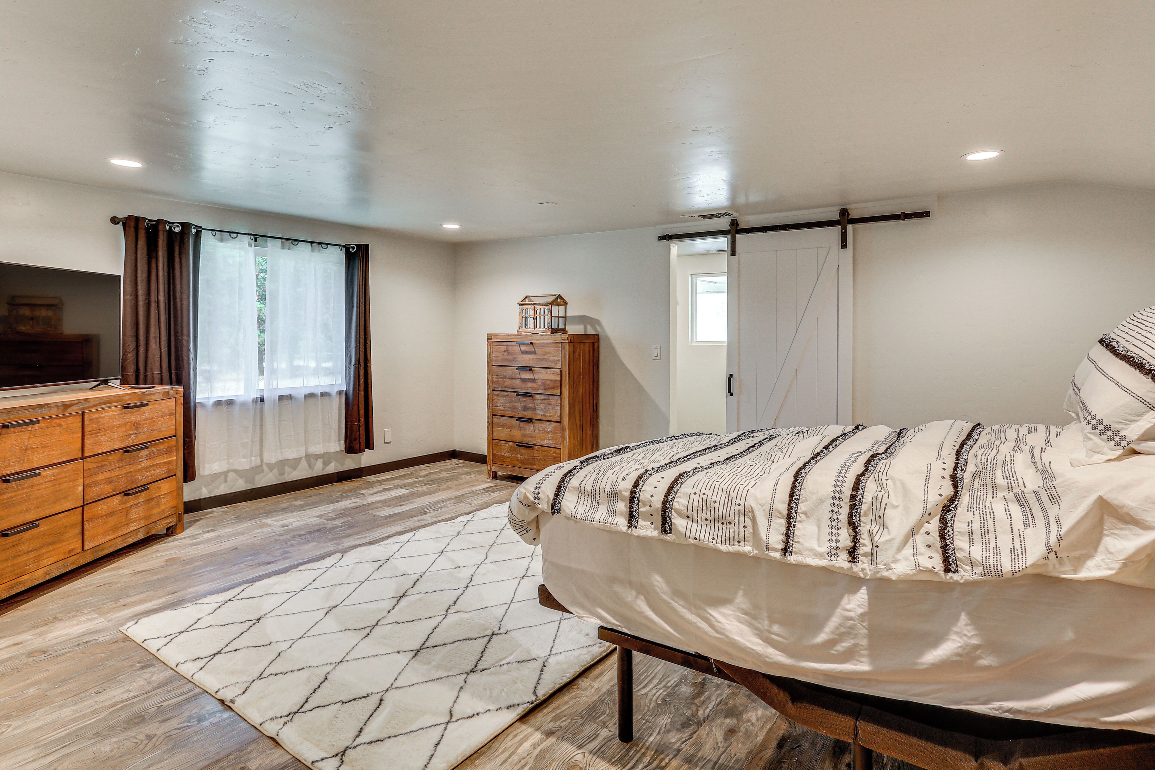 4 bedrooms, internet, bed sheets