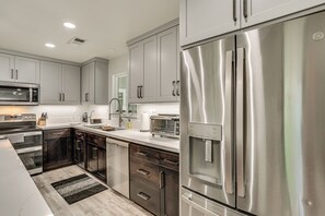 Réfrigérateur, four à micro-ondes, surface de cuisson, lave-vaisselle