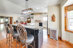 ثلاجة، ميكروويف، موقد طهي مسطح، غسالة أطباق