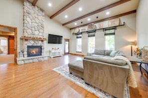 تلفزيون، مدفأة، كرة قدم الطاولة، كُتُب