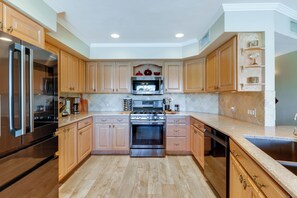 Fridge, microwave, stovetop, dishwasher