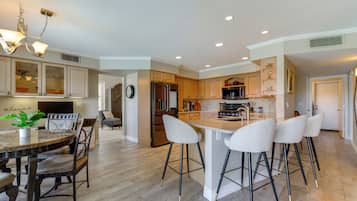 Fridge, microwave, stovetop, dishwasher