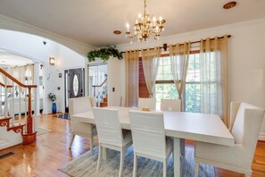 Dining - Take Metro to DC! Family Home in Springfield (Springfield)