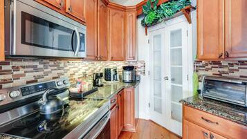 Fridge, microwave, stovetop, dishwasher