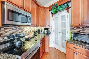 Fridge, microwave, stovetop, dishwasher - Take Metro to DC! Family Home in Springfield (Springfield)