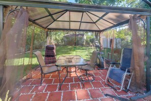 Outdoor dining - Take Metro to DC! Family Home in Springfield (Springfield)