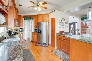 Fridge, microwave, stovetop, dishwasher - Take Metro to DC! Family Home in Springfield (Springfield)