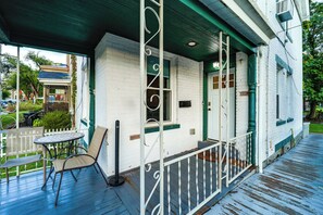 Outdoor dining - Walk to University of Cincinnati: Historic Home! (Cincinnati)