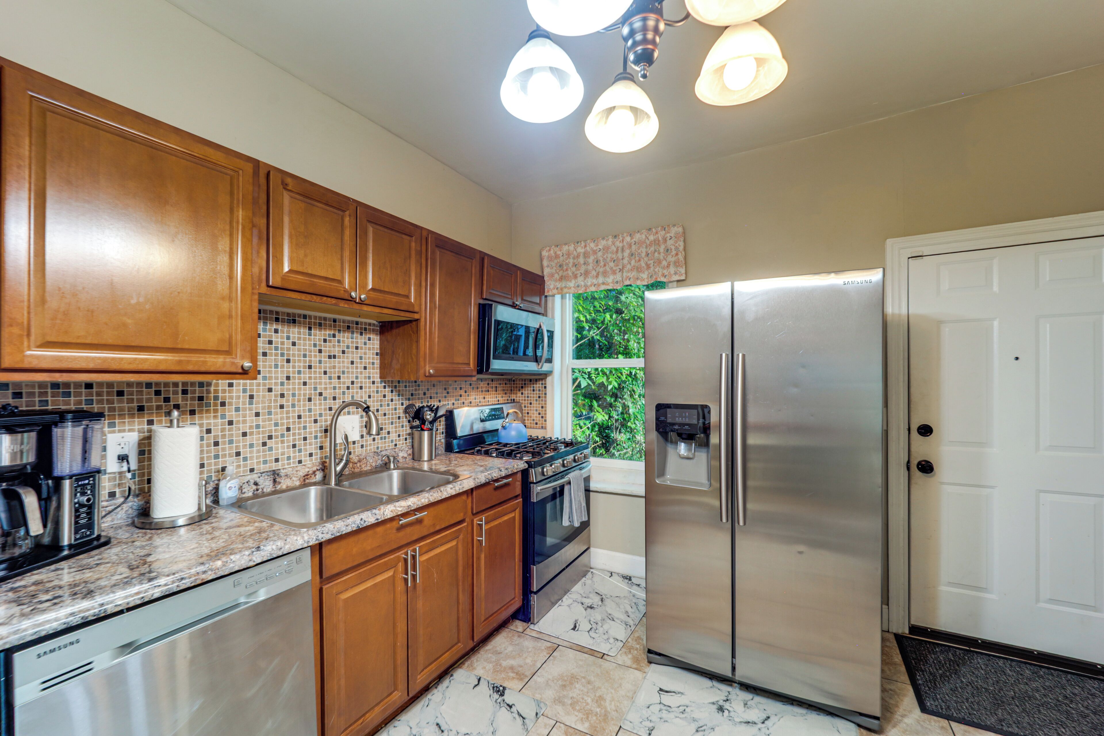 Kühlschrank, Mikrowelle, Herdplatte, Geschirrspüler