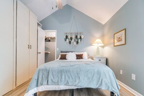 2 bedrooms, desk, Internet, bed sheets