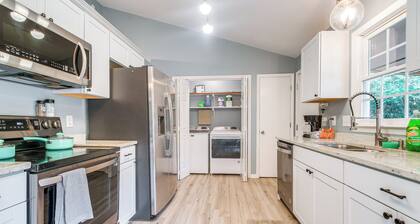 Home w/ Pet-Friendly Yard, 1 Mi to Dtwn Raleigh!