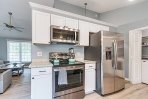 ثلاجة، ميكروويف، موقد طهي مسطح، غسالة أطباق