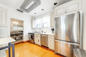 Refrigerador, microondas, placa de cocina, lavavajillas