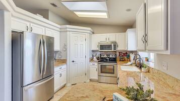 Fridge, microwave, stovetop, dishwasher