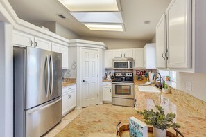 Fridge, microwave, stovetop, dishwasher - Pool, Games & Views! Lake Havasu City Family Home (Lake Havasu City)