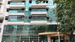 A modern building with large glass windows and a curved entrance. - 6 Minutes From Leblon Beach Gsm103 (Rio de Janeiro)