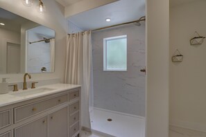 Douche, sèche-cheveux, serviettes fournies, savon