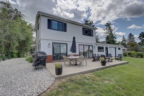 Outdoor dining - Premium Pewaukee Lakefront Home (Pewaukee)