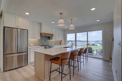 Premium Pewaukee Lakefront Home