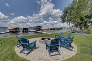 Terrace/patio - Premium Pewaukee Lakefront Home (Pewaukee)