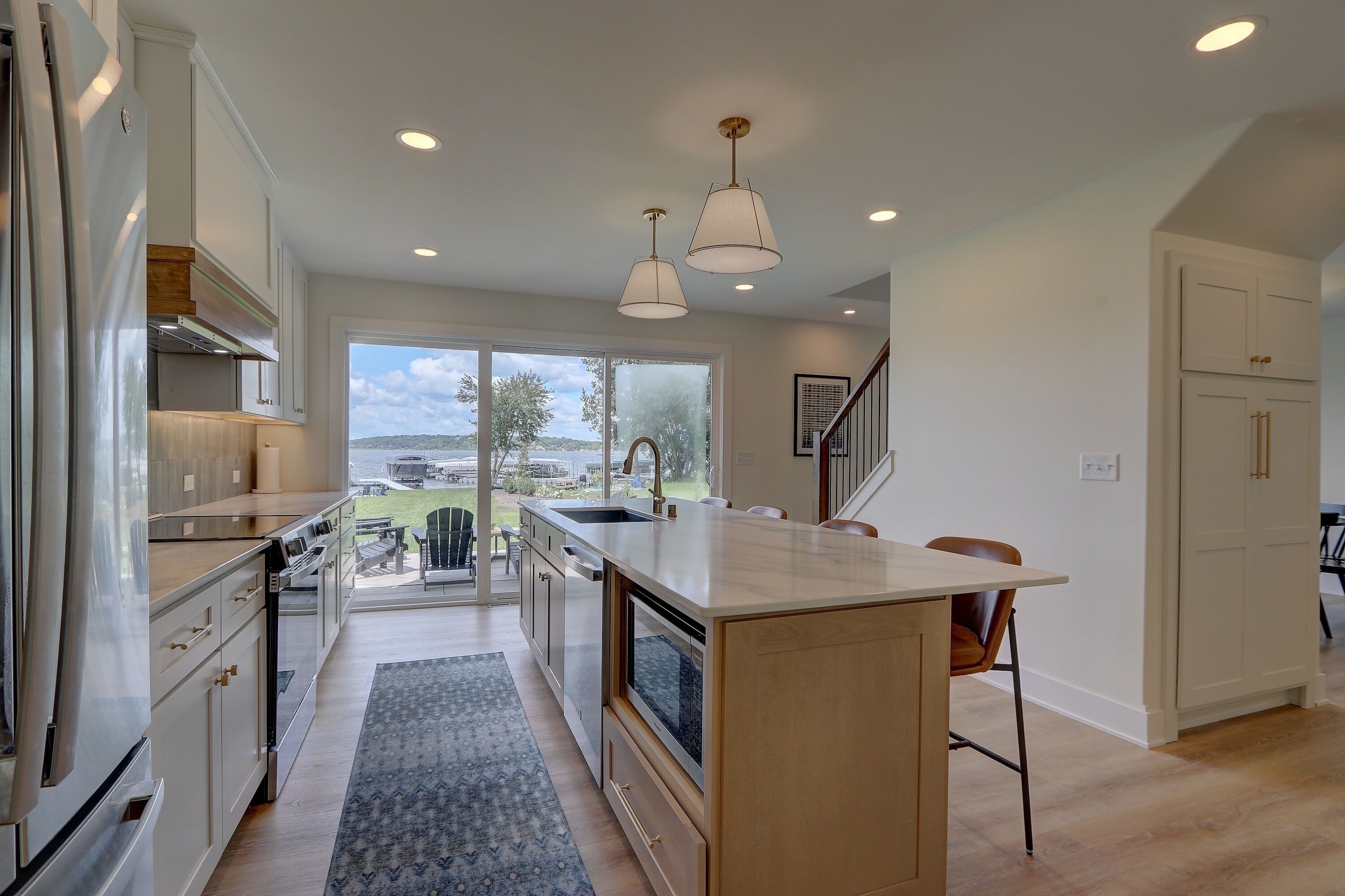 Four à micro-ondes, un four, surface de cuisson, lave-vaisselle