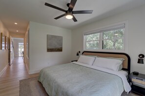 3 bedrooms, WiFi, bed sheets - Premium Pewaukee Lakefront Home (Pewaukee)