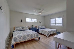 3 bedrooms, WiFi, bed sheets - Premium Pewaukee Lakefront Home (Pewaukee)