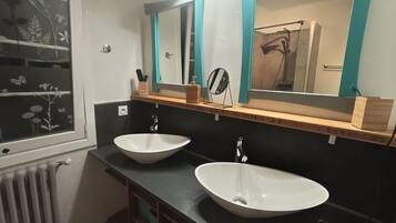 Douche, sĂšche-cheveux