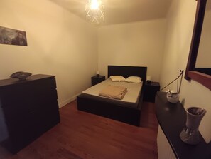 3 habitaciones y tabla de planchar con plancha