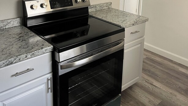 A kitchen with a stainless steel oven, a microwave, and a built-in oven. - Peaceful 2-bedroom house with AC in Port Charlotte (Port Charlotte)