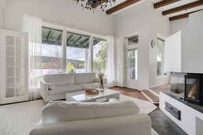 Televisio, takka, videopelejä