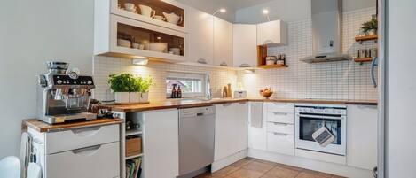 雪櫃、微波爐、焗爐、爐具