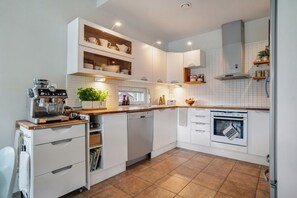 冷蔵庫、電子レンジ、オーブン、コンロ