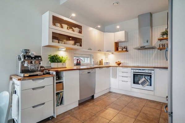 Kühlschrank, Mikrowelle, Ofen, Herdplatte