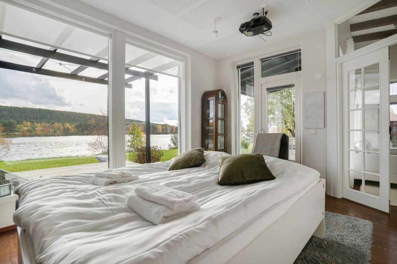 Escritorio, wifi y ropa de cama 