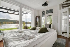 Escritorio, wifi y ropa de cama 