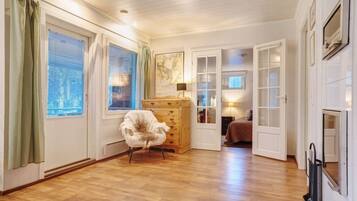 2 bedrooms, iron/ironing board, Internet, bed sheets