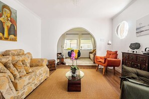 Smart TV, books - Urban Refuge House in the Best Area of São Paulo – Rooftop, Patio, and Courtyard (Sao Paulo)