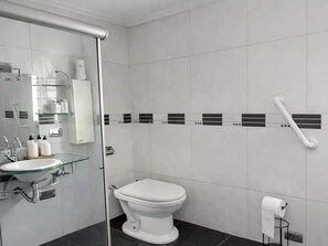 Shower, hair dryer, towels, soap - Urban Refuge House in the Best Area of São Paulo – Rooftop, Patio, and Courtyard (Sao Paulo)