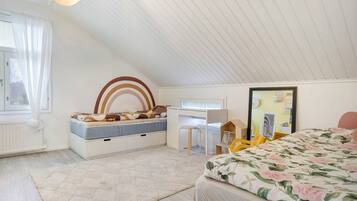 4 bedrooms, iron/ironing board, Internet, bed sheets