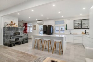 Refrigerador, microondas, horno, placa de cocina