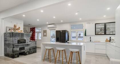 Luxury Villa Riverside, Private Sauna, Wifi & Hut