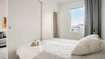 Iron/ironing board, WiFi, bed sheets