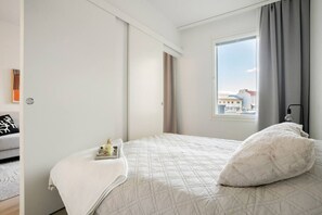 Tabla de planchar con plancha, wifi y ropa de cama 