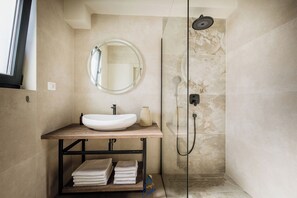 Shower, hair dryer, towels, soap - Charming New 3BR Villa for 6+2 with Private Pool (Višnjan)
